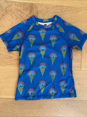 NWOT Tea Collection Kids Short-Sleeve Blue Rainbow Ice Cream Rash Guard size 8